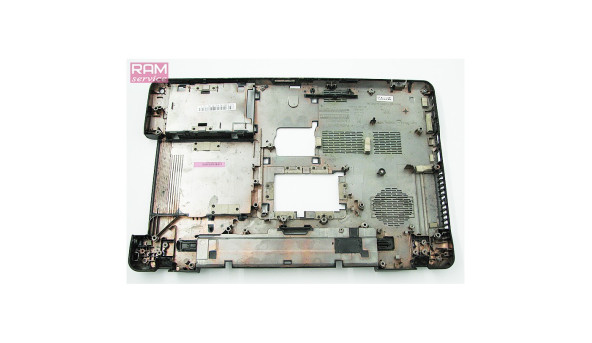 Нижня частина корпуса для ноутбука Toshiba Satellite C660 15.6" AP0IK000100, Б/В,  Є подряпини та потертості   Є пошкодження кріплень (фото)