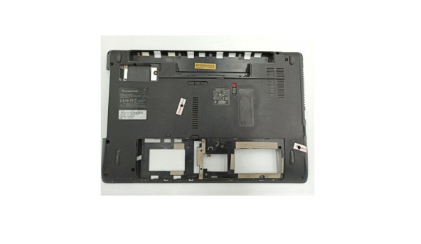 Нижня частина корпуса для ноутбука Packard Bell PEW91, 15.6", ap0fo000700, б/в. Є зламані кріплення та сліди ремонту (фото) та тріщина