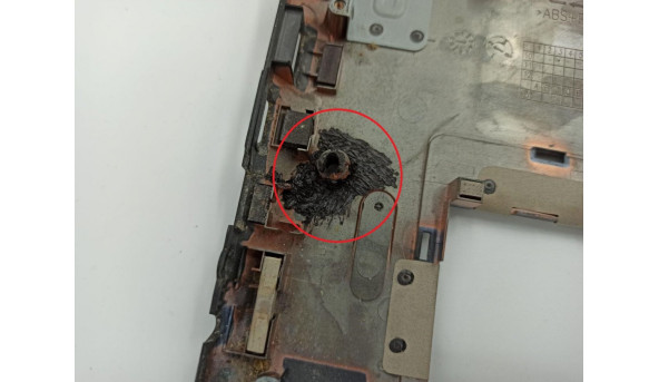 Нижня частина корпуса для ноутбука Packard Bell PEW91, 15.6", ap0fo000700, б/в. Є зламані кріплення та сліди ремонту (фото) та тріщина