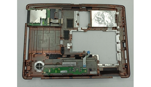 Нижня частина корпуса для ноутбука Acer Aspire 7530g, 17.1", fox33zy5batn, б/в. В хорошому стані, без пошкодженнь. Продається з додатковими платами