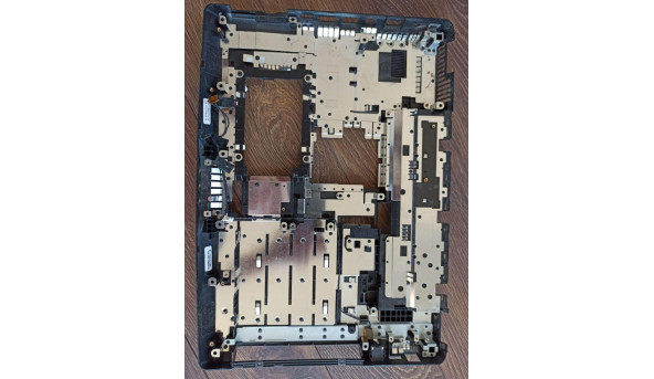 Нижня частина корпуса для ноутбука Medion MD96630, 14.0", 60.4w605.012, 39.4w601.021, б/в. В хорошому стані, без пошкодженнь.