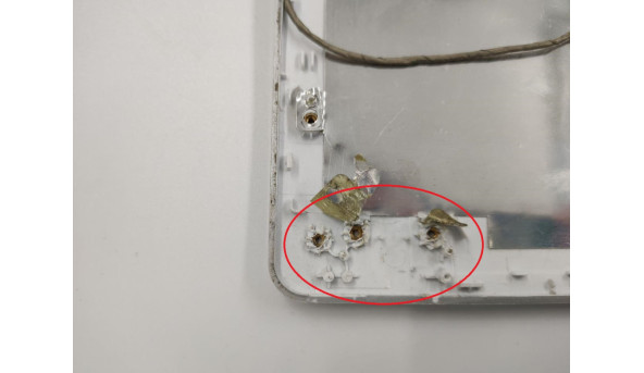 Кришка матриці для ноутбука Sony VAIO PCG-31311M, 604KY0600211, б/в. Пошкоджені кріплення зліва (фото), є подряпини, продається з шлейфом матриці та веб камерою