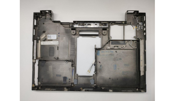 Нижня частина корпуса для ноутбука Dell Latitude E4300, 13.3", cn-0r619d, am03s000200, б/в. В хорошому стані, без пошкодженнь.