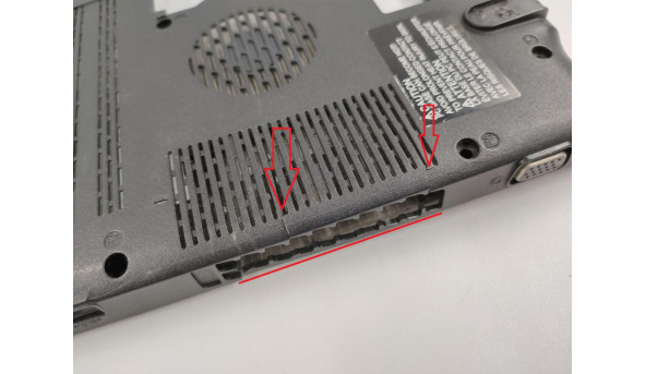 Нижня частина корпуса для ноутбука Toshiba Qosmio F60-14j, 15.6", gm902873711a-b, б/в. Кріплення цілі, зламана решітка радіатора (фото), продається з роз'ємом живлення та USB