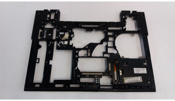Нижня частина корпуса для ноутбука Dell Latitude E6500, J381M, Всі кріплення цілі. Без пошкоджень.