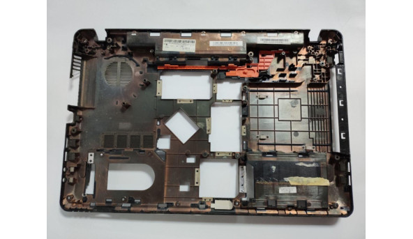 Нижня частина корпуса для ноутбука Packard Bell EasyNote LS11, P7YS0, 17.3", AP0HQ000600, б/в. Кріплення цілі, зламана решітка радіатора (фото) та є маленька тріщинка - 286150