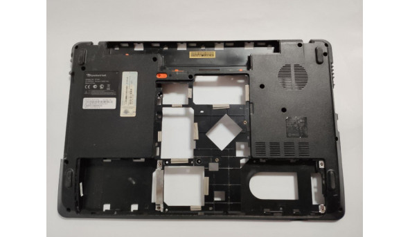 Нижня частина корпуса для ноутбука Packard Bell EasyNote LS11, P7YS0, 17.3", AP0HQ000600, б/в. Кріплення цілі, зламана решітка радіатора (фото) та є маленька тріщинка