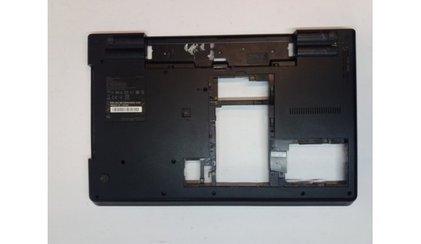 Нижня частина корпуса для ноутбука Lenovo ThinkPad E520, 60.4mi04.003, Зламана решітка радіатора (фото). Всі кріплення цілі.