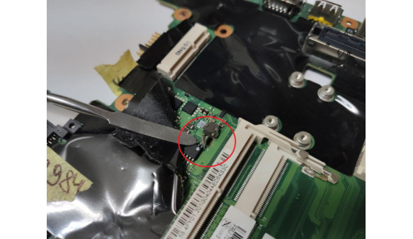 Материнська плата Lenovo T410s, 48.4fy02.031. Не вмикається. На кнопку включення не реагує. Дира вплаті (фото). Впаяний процесор Intel Core i5-520M. - 287709