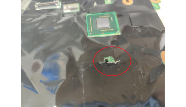 Материнська плата Lenovo T410s, 48.4fy02.031. Не вмикається. На кнопку включення не реагує. Дира вплаті (фото). Впаяний процесор Intel Core i5-520M. - 287709
