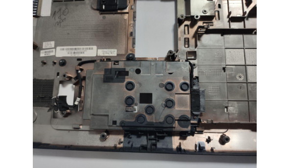 Нижня частина корпуса для ноутбука HP Pavilion g6, g6-1125sw, 15.6", 641967-001, 33R15TP003, б/в. Два кріплення мають маленькі тріщинки (фото), продається з перехідником для CD/DVD - 287939