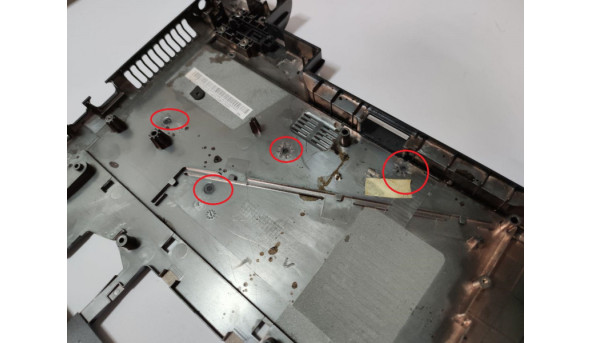 Нижня частина корпуса для ноутбука Asus X55, X55A, X55C, X55U, F55C, 13GNBH2AP033-1, 15.6".  Зламана решітка радіатора, та відламані кріплення (фото).