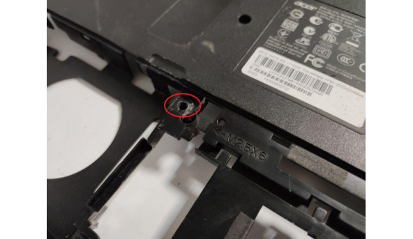 Нижня частина корпуса для ноутбука Acer TravelMate 4750, 14.0", 604NR05003, б/в. Ліві верхні кріплення мають пошкодження (фото), та біля кріплення шахти є пошкодження (фото)