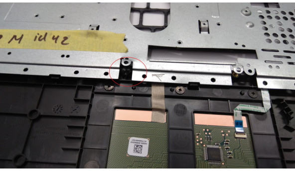 Середня частина корпуса для ноутбука Asus E502M. Є зламане кріплення (фото), та пошкоджена решітка (фото). - 292631