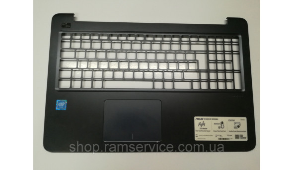 Середня частина корпуса для ноутбука Asus E502M. Є зламане кріплення (фото), та пошкоджена решітка (фото).