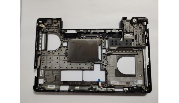 Нижня частина корпуса для ноутбука Dell Latitude E5540, 15.6", AP0WR000B10, CN-0KFJ29, б/в. Є пошкодження біля роз'єма живлення (фото), продається разом з шахтою - 293252