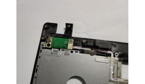 Середня частина корпуса для ноутбука Acer Aspire 5820T, 5820TG, 15.6", ZYE39ZR7TATN00, EAZR7001010, Б/В. Два верхні кріплення мають маленькі тріщинки, є подряпини, продається з динаміками та кнопкою включення. - 293405