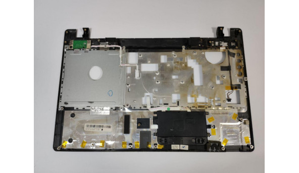 Середня частина корпуса для ноутбука Acer Aspire 5820T, 5820TG, 15.6", ZYE39ZR7TATN00, EAZR7001010, Б/В. Два верхні кріплення мають маленькі тріщинки, є подряпини, продається з динаміками та кнопкою включення. - 293405