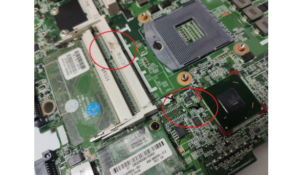 Материнська плата для ноутбука HP EliteBook 8560p, 15.6", 01015FL00-600-G, Б/В. Стартує, зображення не виводить, Зламаний слот RAM і біля нього невистачає елементів (фото) - 293914