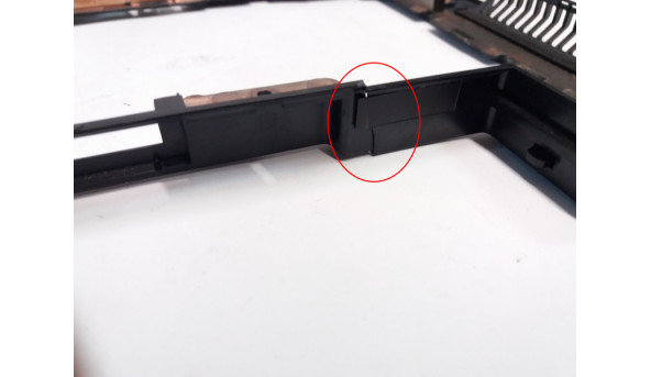 Нижня частина корпуса для ноутбука FUJITSU LIFEBOOK N532, 13N0-ZYA0411, Б/В, має пошкоджені кріплення, та трішини. - 295203