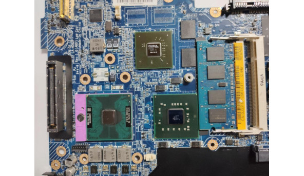 Материнська плата для ноутбука Dell Latitude E6500, 15.4", JAL22, LA-4052P, Rev:1.0, б/в, Продається з процесором Intel Celeron 900, SLGLQ, та оперативною пам'яттю 512Мб, впаяне відео nVidia GeForce 9300M, G98-740-U2