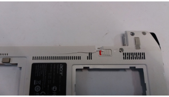 Нижня частина корпуса для ноутбука Acer Aspire One ZA3, ZYE38ZA3BATN700, Б/В, Має пошкоджене одне кріплення, трішина біля батареї. - 297014