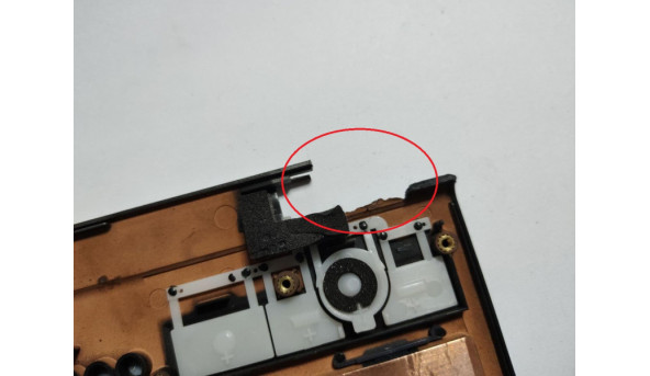 Середня частина корпуса для ноутбука Packard Bell Ares GP, 15.6", 37PB2TCKE00, EAPB2001010-2, б/в. Зламана частинка корпуса (фото) - 298608