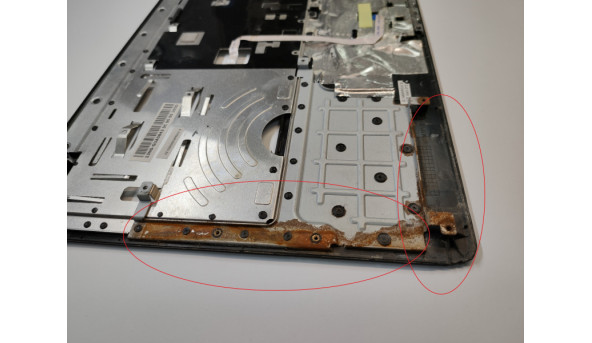 Середня чаcтина корпуса для ноутбука Asus X52N, 15.6", 13N0-GUA0843, Б/В. Верхні два кріплення мають тріщини, присутні сліди корозії (фото). - 299559