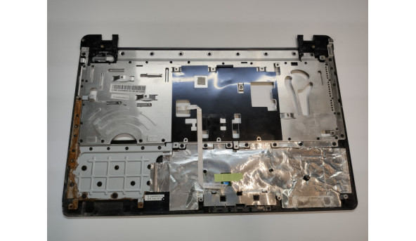 Середня чаcтина корпуса для ноутбука Asus X52N, 15.6", 13N0-GUA0843, Б/В. Верхні два кріплення мають тріщини, присутні сліди корозії (фото). - 299559