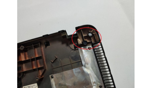 Нижня частина корпуса для ноутбука Toshiba Satellite C870D-109, 17.3", H000038180, 13N0-ZXA0302, б/в.  Є зламані кріплення (фото)