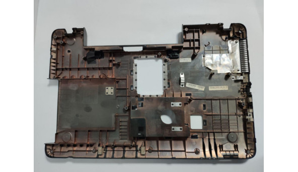Нижня частина корпуса для ноутбука Toshiba Satellite C870D-109, 17.3", H000038180, 13N0-ZXA0302, б/в.  Є зламані кріплення (фото)