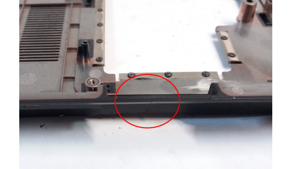 Нижня частина корпуса для ноутбука Toshiba C70, C75D, L70, L75, ZYE3ABD5BA0, Б/В, пошкоджені кріплення, трішина під батареєю (фото)
