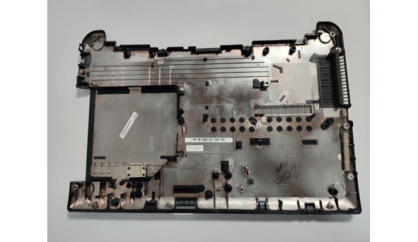 Нижня частина корпуса для ноутбука Toshiba Satellite C50-B-15C, 15.6", AP15H000620, K000891520, б/в. Кріплення цілі, є незначна деформація та пошкодження (фото)