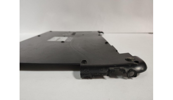 Нижня частина корпуса для ноутбука Toshiba Satellite C50-B-15C, 15.6", AP15H000620, K000891520, б/в. Кріплення цілі, є незначна деформація та пошкодження (фото)