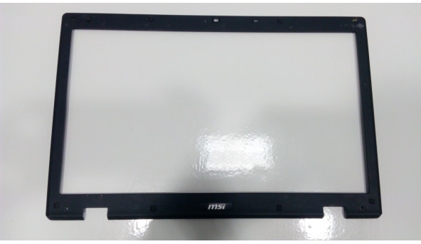 Рамка матриці корпуса для ноутбука MSI CR500X, MS-1683, E2P-682B212-Y31. Праве кріплення зламане(фото), а ліве має тріщину (фото).