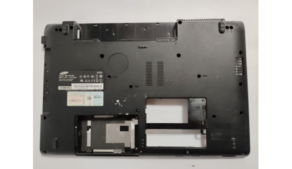 Нижня частина корпуса для ноутбука Samsung R720, NP-R720H, 17.3", BA81-06774A, BA75-02232B, б/в. В хорошому стані, два кріплення має пошкодження (фото). Продається з перехідником CD/DVD, роз'ємом живлення, та додатковою платою (фото).
