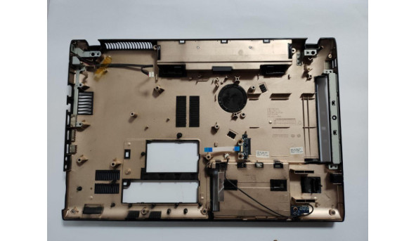 Нижня частина корпуса для ноутбука Samsung R720, NP-R720H, 17.3", BA81-06774A, BA75-02232B, б/в. В хорошому стані, два кріплення має пошкодження (фото). Продається з перехідником CD/DVD, роз'ємом живлення, та додатковою платою (фото). - 301888
