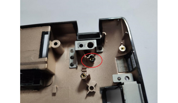 Нижня частина корпуса для ноутбука Samsung R720, NP-R720H, 17.3", BA81-06774A, BA75-02232B, б/в. В хорошому стані, два кріплення має пошкодження (фото). Продається з перехідником CD/DVD, роз'ємом живлення, та додатковою платою (фото). - 301888