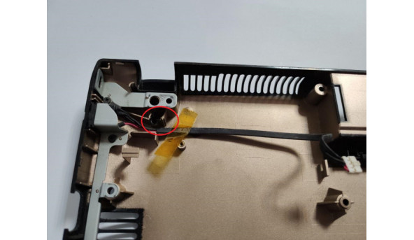 Нижня частина корпуса для ноутбука Samsung R720, NP-R720H, 17.3", BA81-06774A, BA75-02232B, б/в. В хорошому стані, два кріплення має пошкодження (фото). Продається з перехідником CD/DVD, роз'ємом живлення, та додатковою платою (фото). - 301888