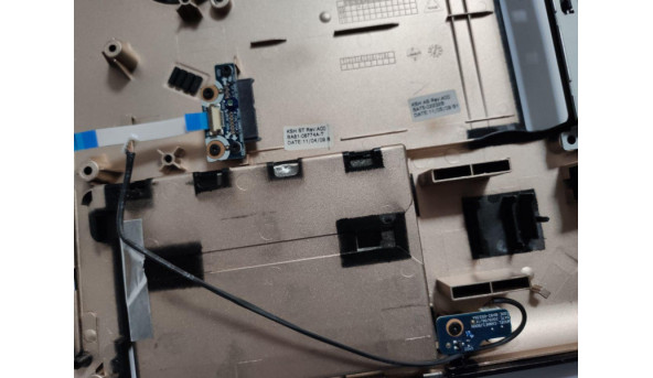 Нижня частина корпуса для ноутбука Samsung R720, NP-R720H, 17.3", BA81-06774A, BA75-02232B, б/в. В хорошому стані, два кріплення має пошкодження (фото). Продається з перехідником CD/DVD, роз'ємом живлення, та додатковою платою (фото). - 301888