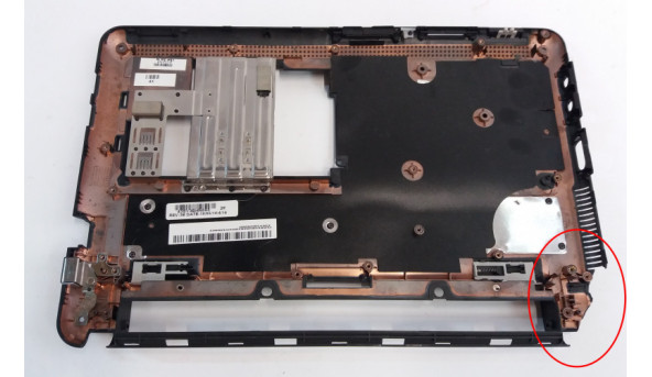 Нижня частина корпуса для ноутбука SONY PCG-21212M, VPCW21C7E, 43SY3BHN060, Б/В. Всі кріплення цілі, скол на лівому верхньому куті.