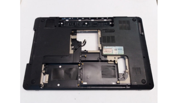 Нижня частина корпуса для ноутбука HP Pavilion DV7-4000, ZYE3ELX9TP103, 17.3", Б/В. Пошкоджено 2 кріплення (фото).