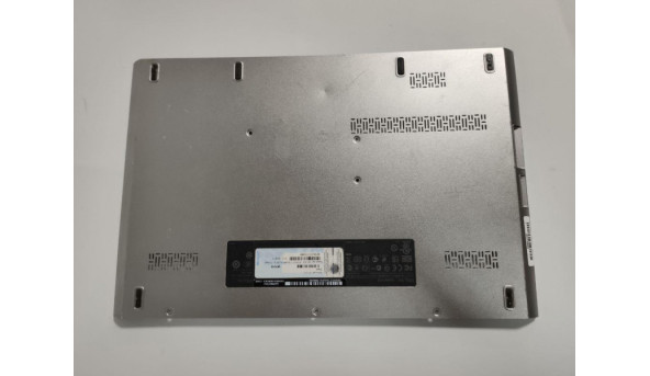 Нижня частина корпуса для ноутбука Dell Vostro v13 v130, 13.3", CN-0W2C65, 6070B0412902, б/в. Два кріплення мають пошкодження