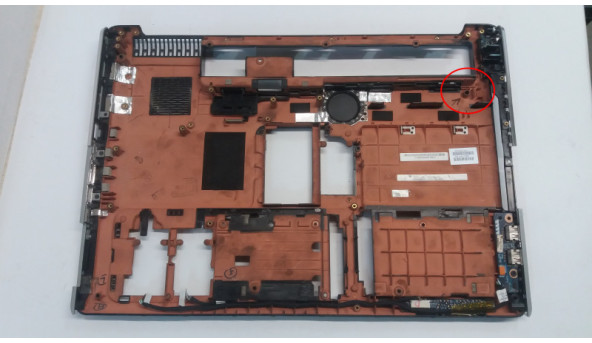 Нижня частина корпуса для ноутбука HP Pavilion dv7, dv7-1005eo, 17.0", AP03W000D00, Б/В. Пошкоджене одне кріплення. - 302946