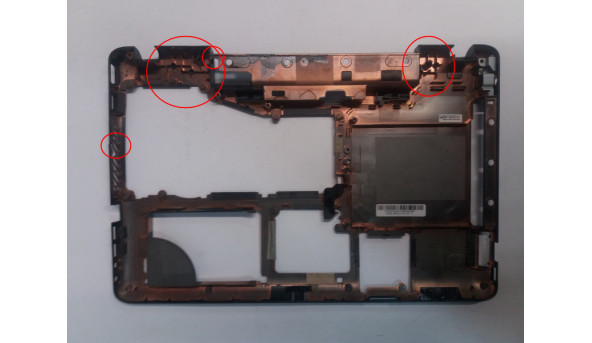 Нижня частина корпуса для ноутбука Lenovo IdeaPad Y560, 15.6", 34KL3BALV50, б/в. Зламані кріплення завіс, тріснута решітка радіатора та біля батареї  (фото).