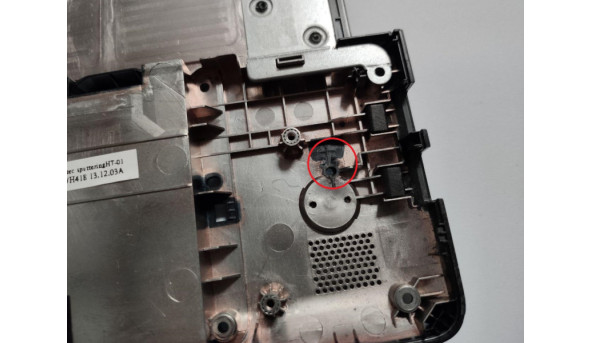Нижня частина корпуса для ноутбука Acer Aspire E1-522, MS2372, 15.6", WIS604YU04003, б/в. Зламане одне кріплення (фото), та є виламаний шматочок корпуса який на роботу не впливатиме (фото) - 303621