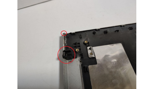 Кришка матриці для ноутбука для ноутбука Lenovo IdeaPad Z50-75, 15.6", AP0TH000180, б/в. Всі кріплення цілі. Зламані кутики (фото) та заглушка - 303639