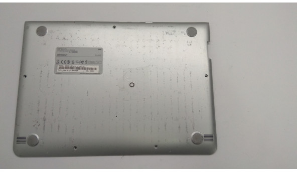 Нижня частина корпуса для ноутбука Samsung 303C, XE303C12, 11.6", BA75-04168A, Б/В. В сі кріплення цілі.Є подряпини та потертості.