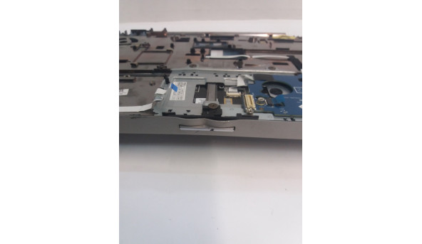 Середня частина корпуса для ноутбука HP Elitebook 8460p, 14.0", 6070B0603101, 686964-001, Б/В. В хорошому стані. Є незначна вм'ятина та не має одного кріплення. Продається разом з платою PCMI. - 303666