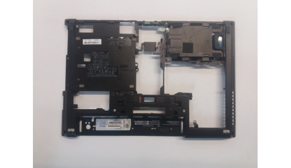 Нижня частина корпуса для ноутбука HP Elitebook 8460p, 14.0", 6070B0606501, Б/В. Всі кріплення цілі.В правому нижньому куті тріщина (фото).